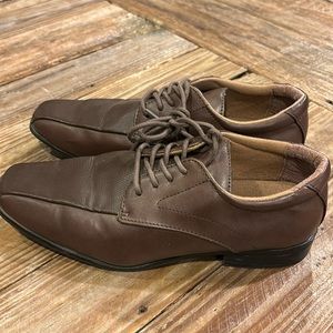 Kid boy brown dress shoes. Size youth 5.5